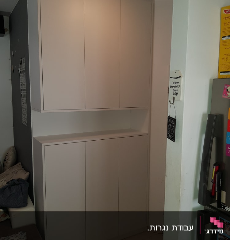 ארון עץ לבן עם דלתות סגורות